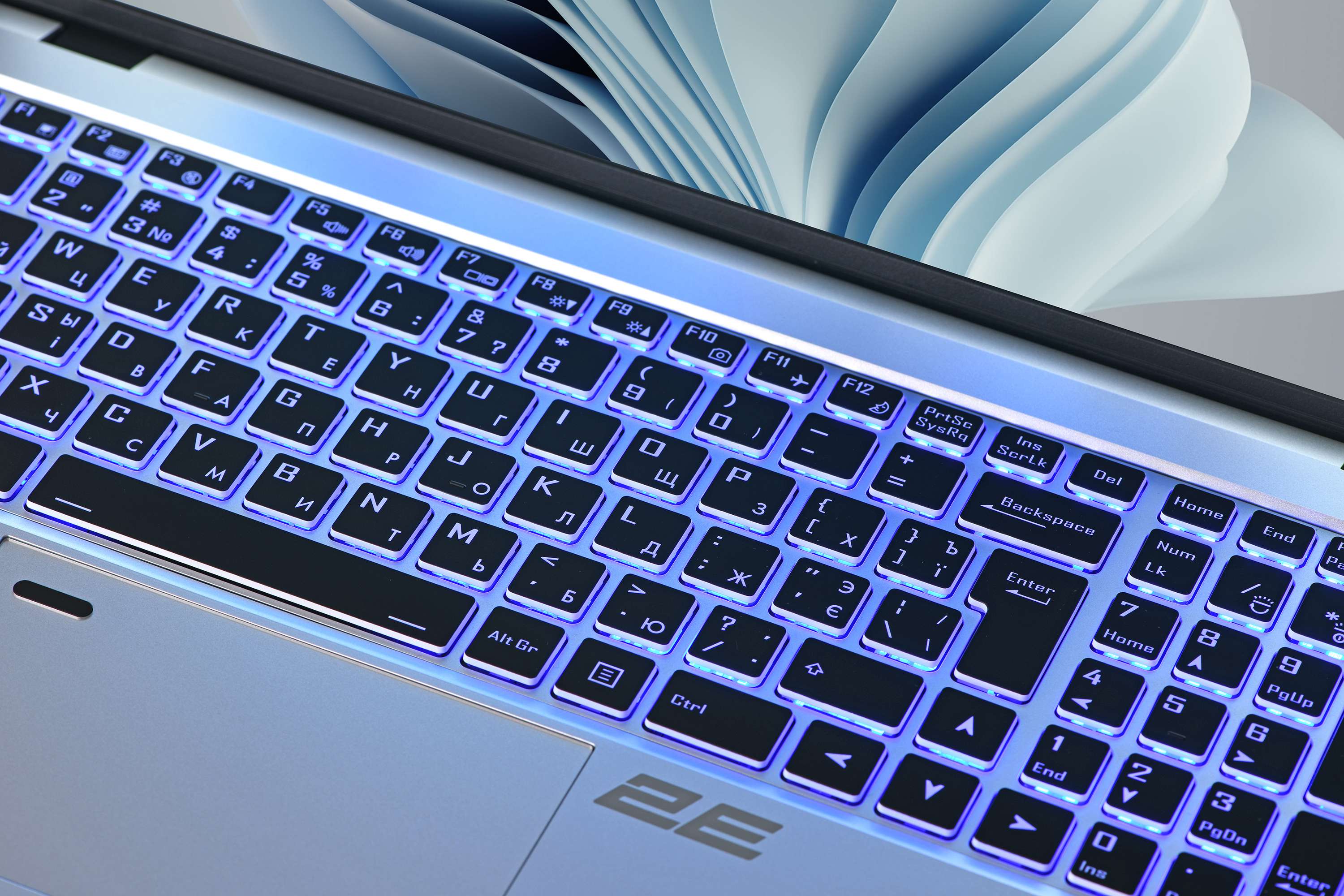 2E начинает продажу ноутбуков в Украине